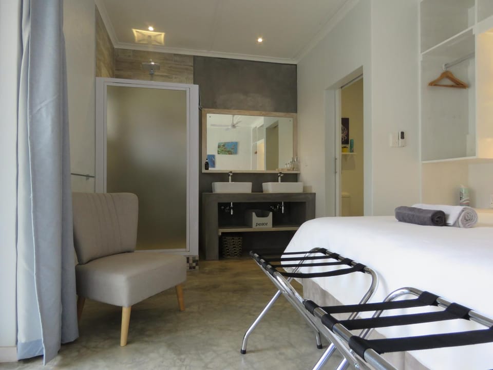 Shower, Bathroom, Bedroom