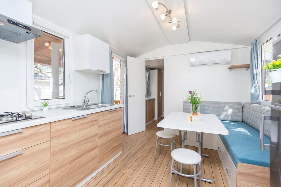 Kitchen or kitchenette, Seating area, Dining area