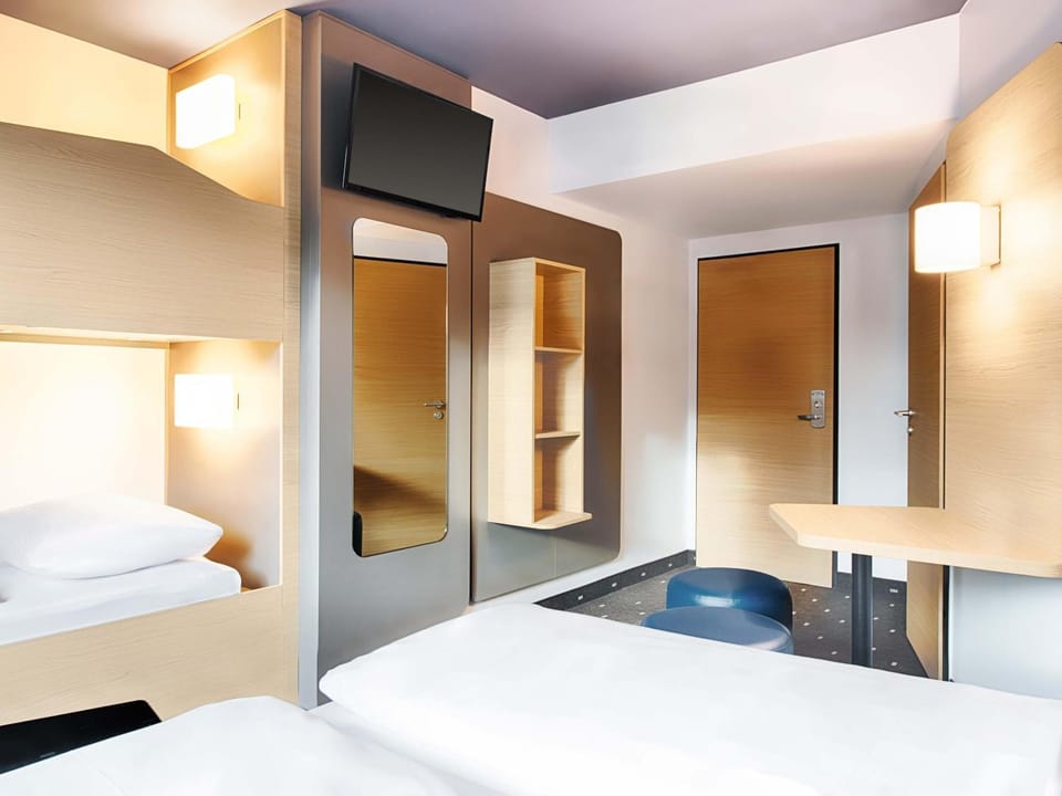 Photo of the whole room, Family