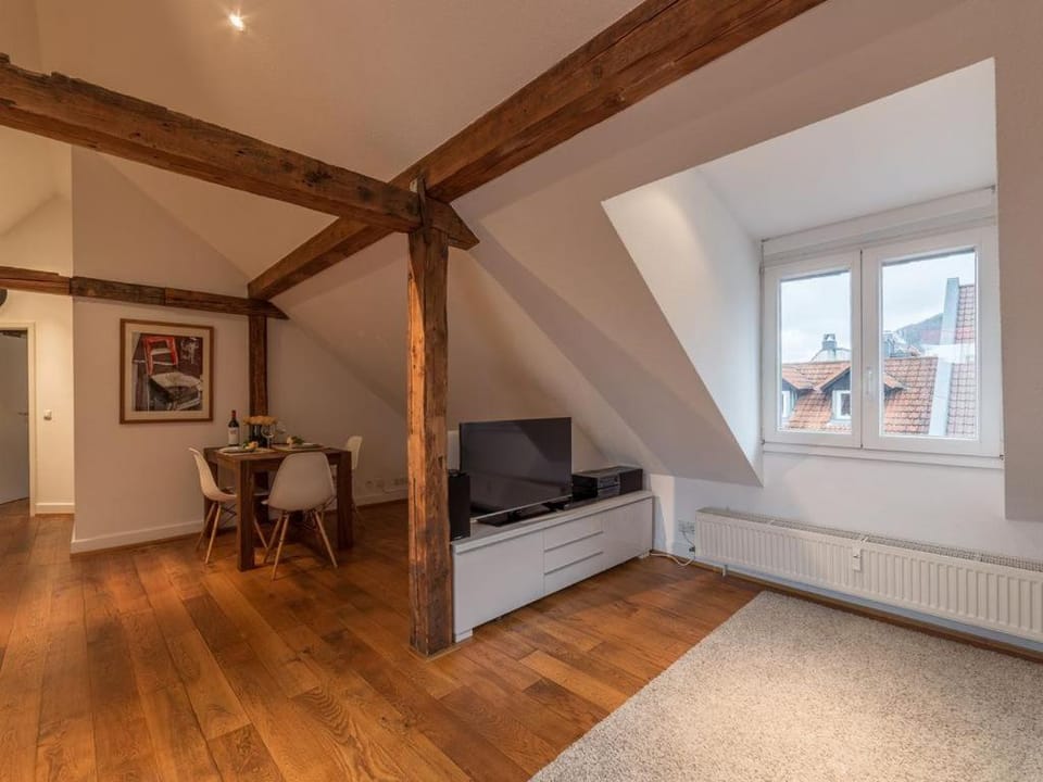 TV and multimedia, Living room, Seating area, Dining area