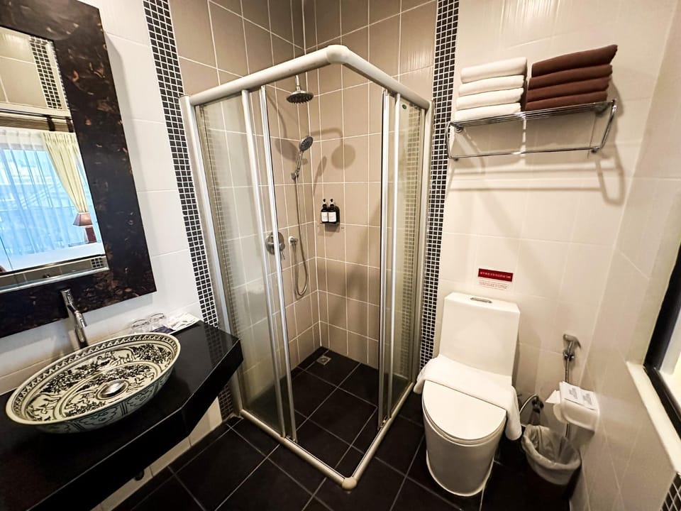 Shower, Toilet, Bathroom, towels