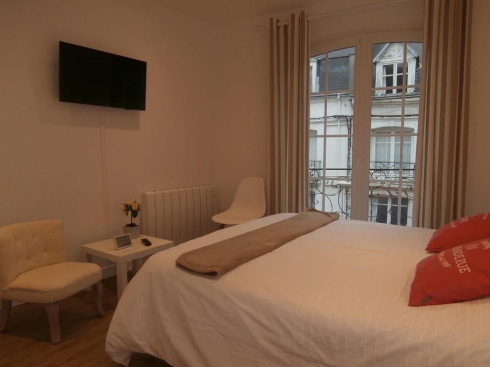 Bed, TV and multimedia, Photo of the whole room, Bedroom