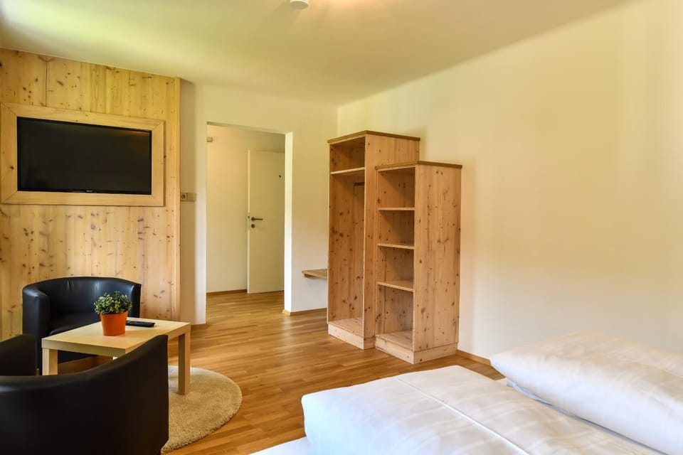 TV and multimedia, Photo of the whole room, Seating area