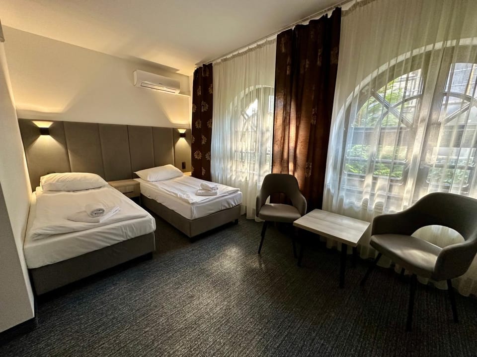 Bed, Photo of the whole room, Seating area, Bedroom, internet, towels, air conditioner