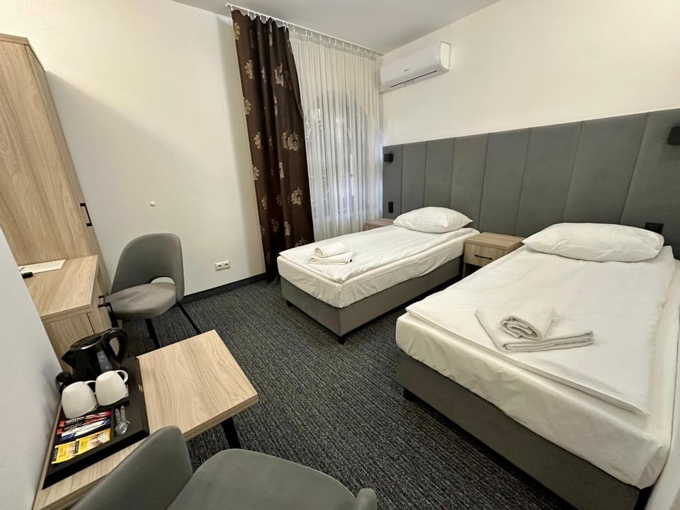 Bed, Coffee/tea facilities, Photo of the whole room, Seating area, Bedroom, internet, towels, wardrobe, air conditioner