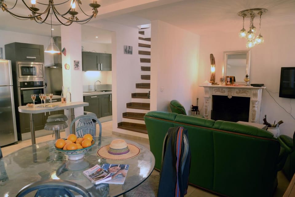Kitchen or kitchenette, Living room, Dining area, oven, stove