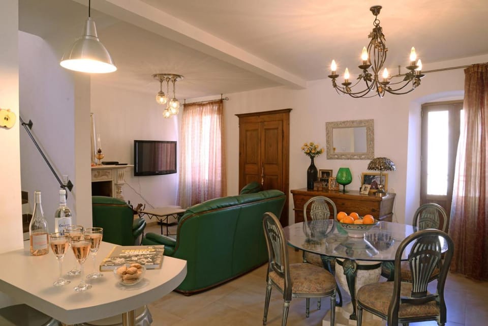 TV and multimedia, Living room, Food and drinks, Seating area, Dining area