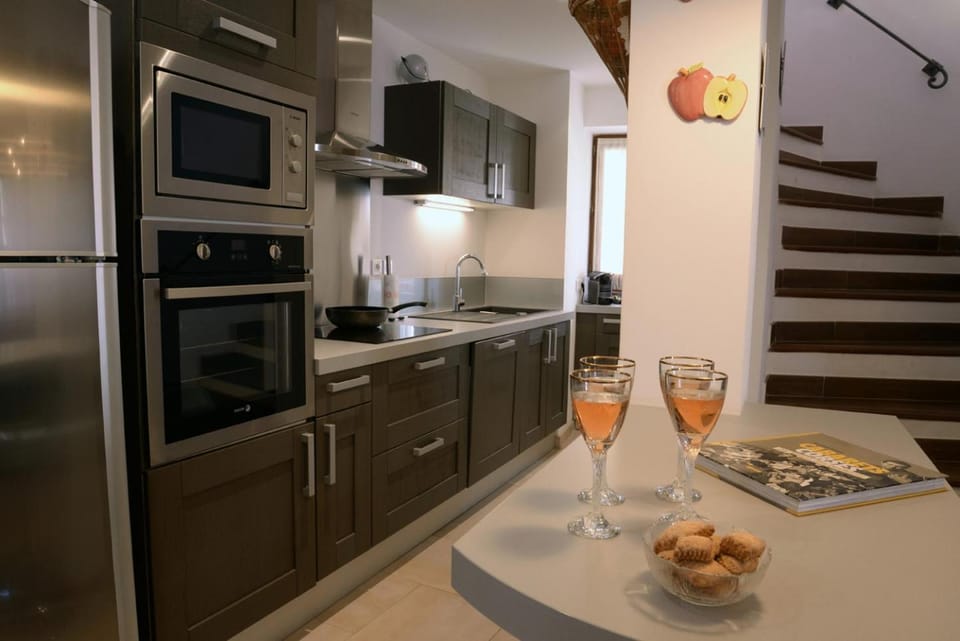 Kitchen or kitchenette, Dining area, dishwasher, oven, stove