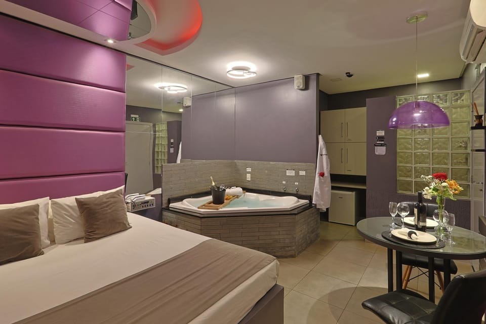 Bed, Hot Tub, Bathroom, Living room, Photo of the whole room, Bedroom, Bath, minibar, towels, air conditioner