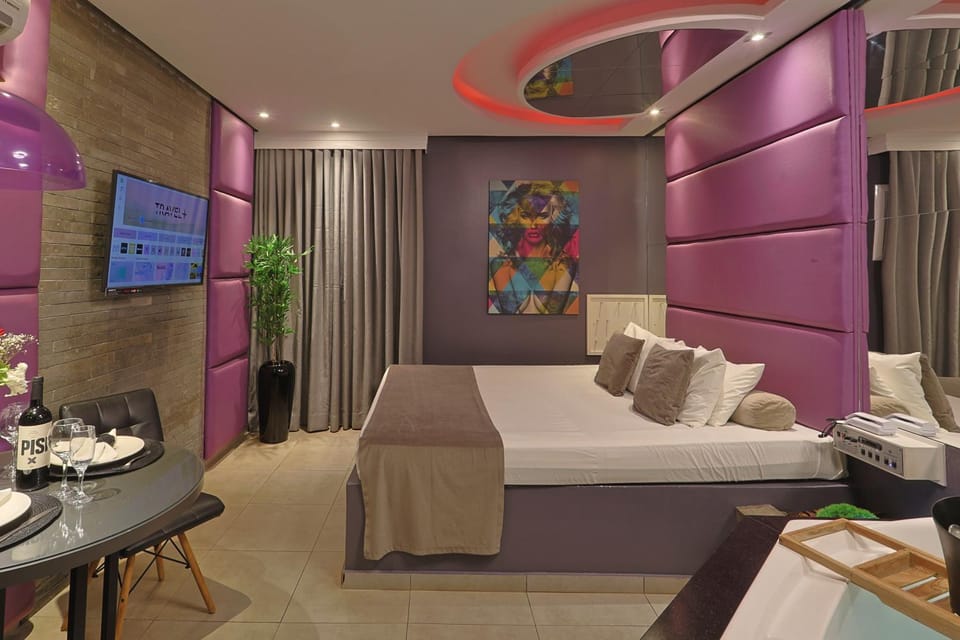 Bed, TV and multimedia, Photo of the whole room, Bedroom