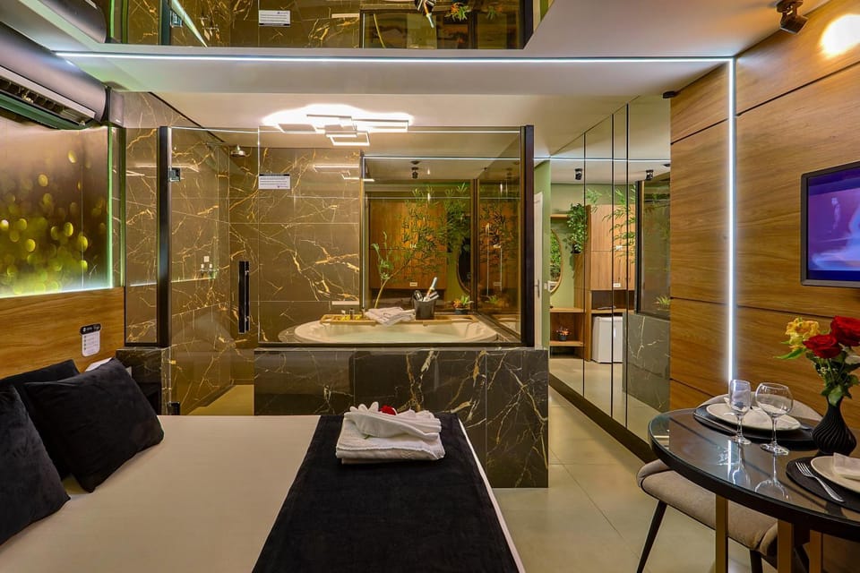 Shower, Bathroom, TV and multimedia, Seating area, towels