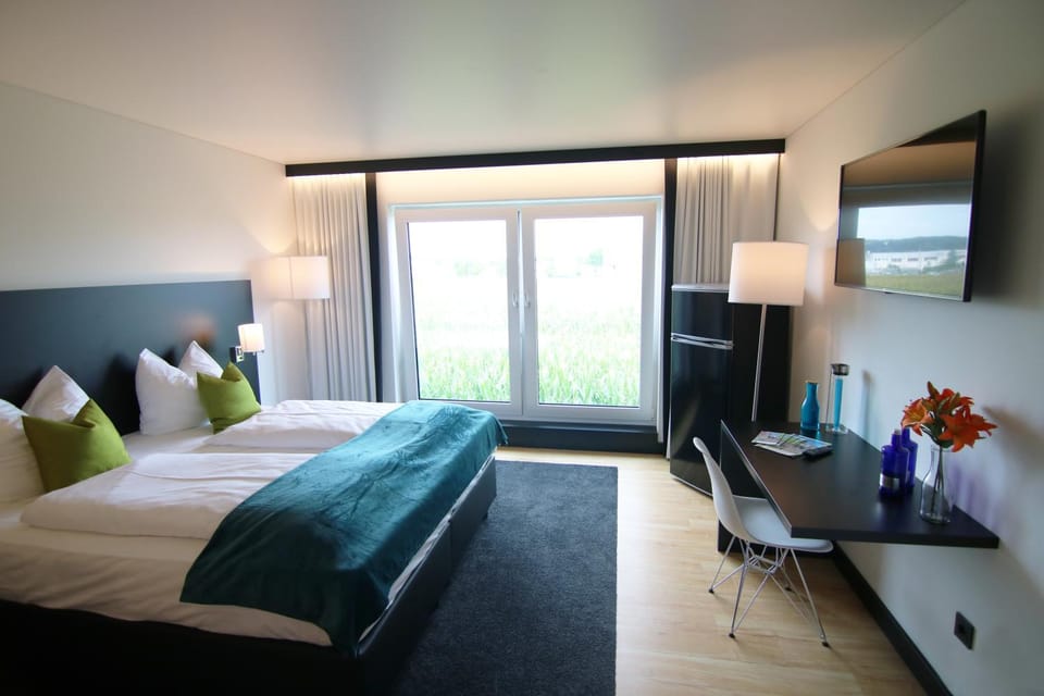Photo of the whole room, Bedroom, Street view