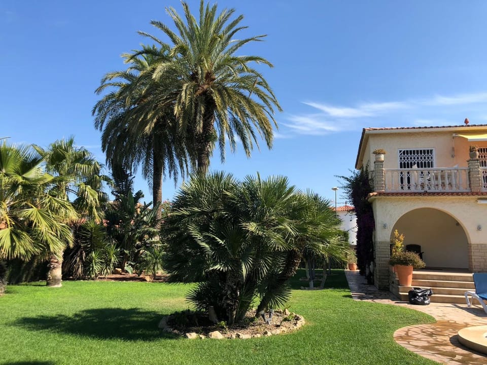 Facade/entrance, Garden view