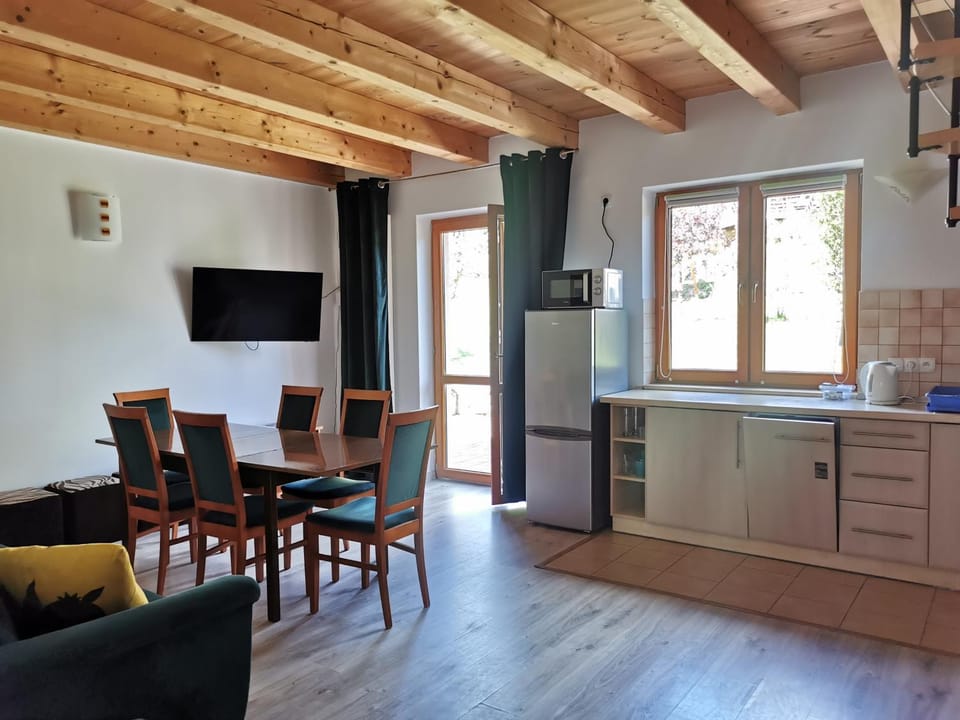 TV and multimedia, Kitchen or kitchenette, Living room, internet