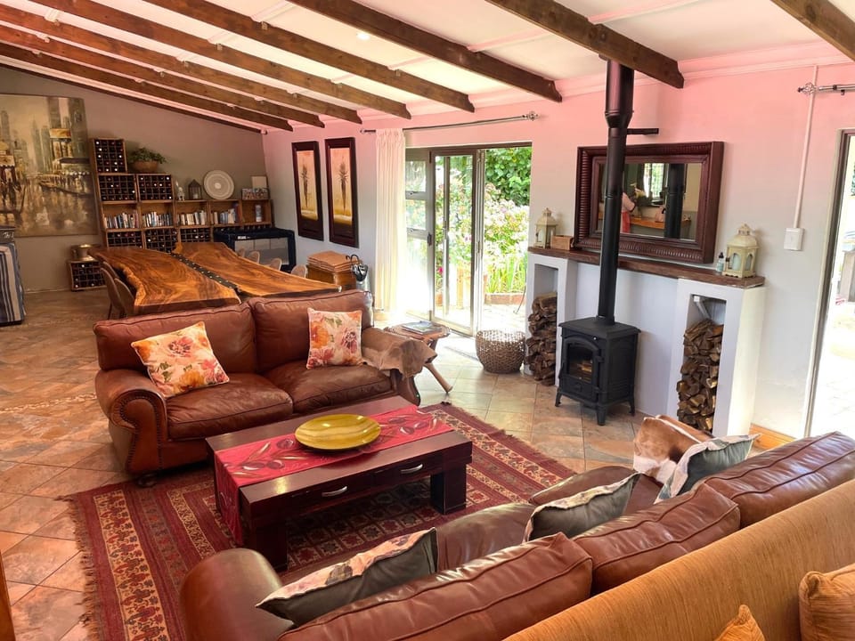 Communal lounge/ TV room, Living room, Seating area, Evening entertainment