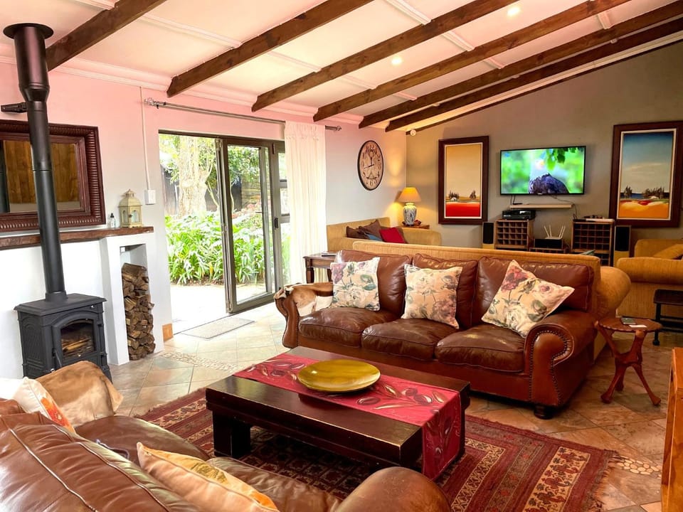 TV and multimedia, Living room, Seating area, Evening entertainment
