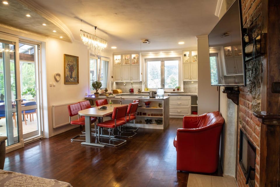 Communal lounge/ TV room, Kitchen or kitchenette, Living room, Seating area, Dining area