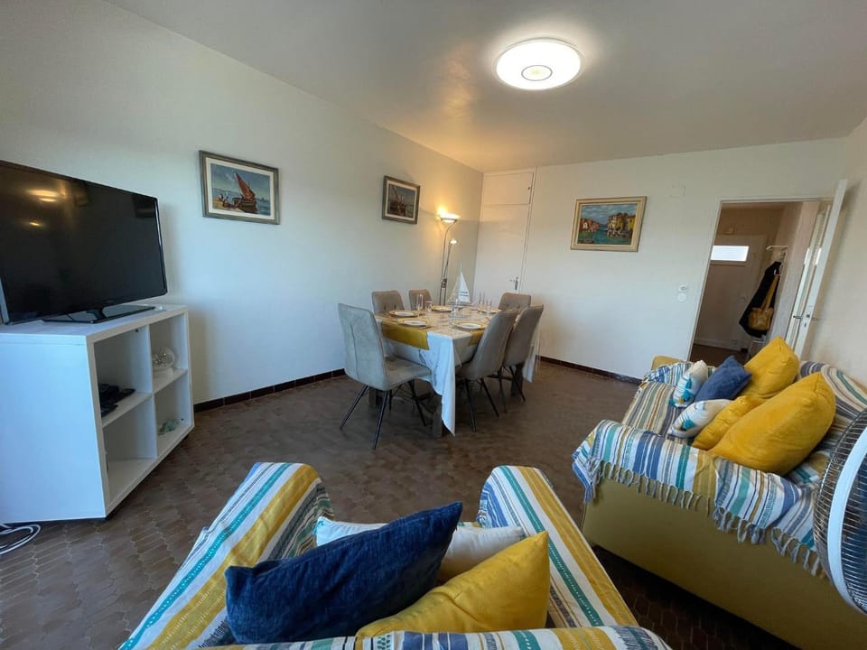 TV and multimedia, Living room, Dining area