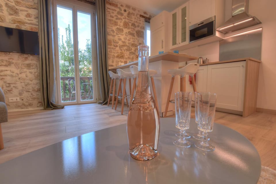 TV and multimedia, Kitchen or kitchenette, Living room, Seating area, Dining area