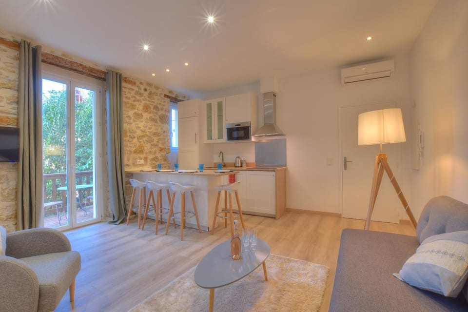 TV and multimedia, Coffee/tea facilities, Kitchen or kitchenette, Living room, Seating area, Dining area