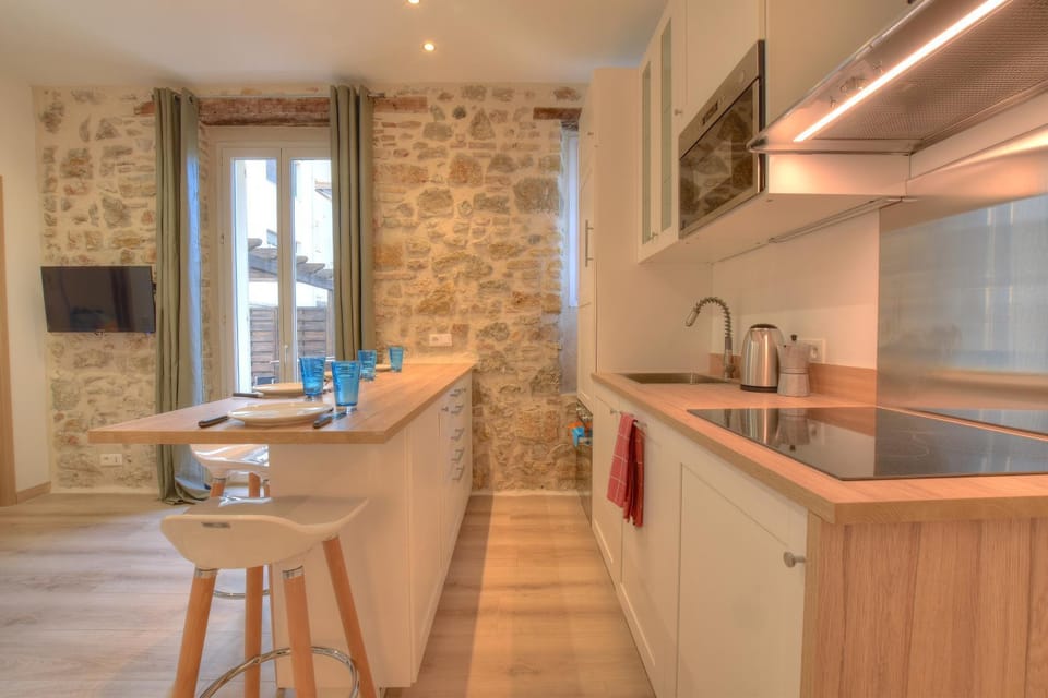TV and multimedia, Coffee/tea facilities, Kitchen or kitchenette, Living room, Seating area, Dining area