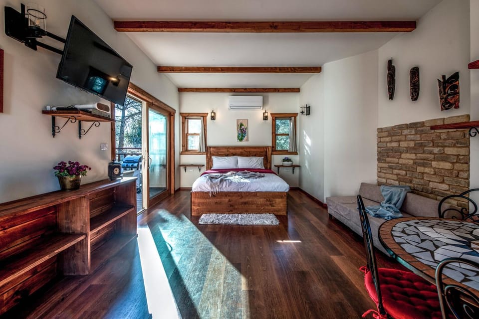 Bed, TV and multimedia, Photo of the whole room, Bedroom