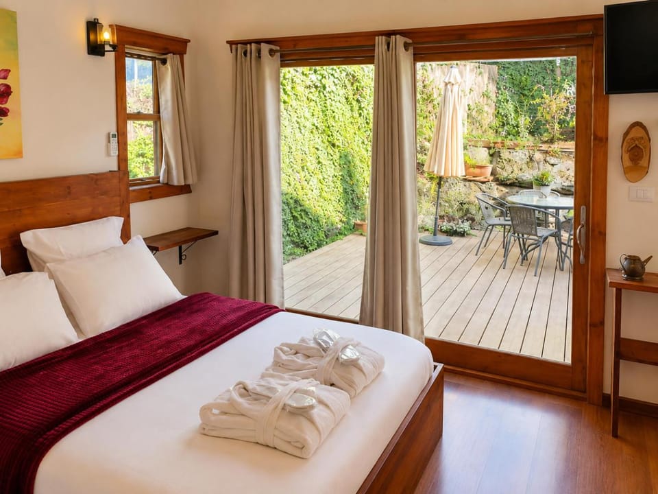 Patio, Bed, Garden, TV and multimedia, View (from property/room), Balcony/Terrace, Photo of the whole room, Bedroom, Garden view, towels
