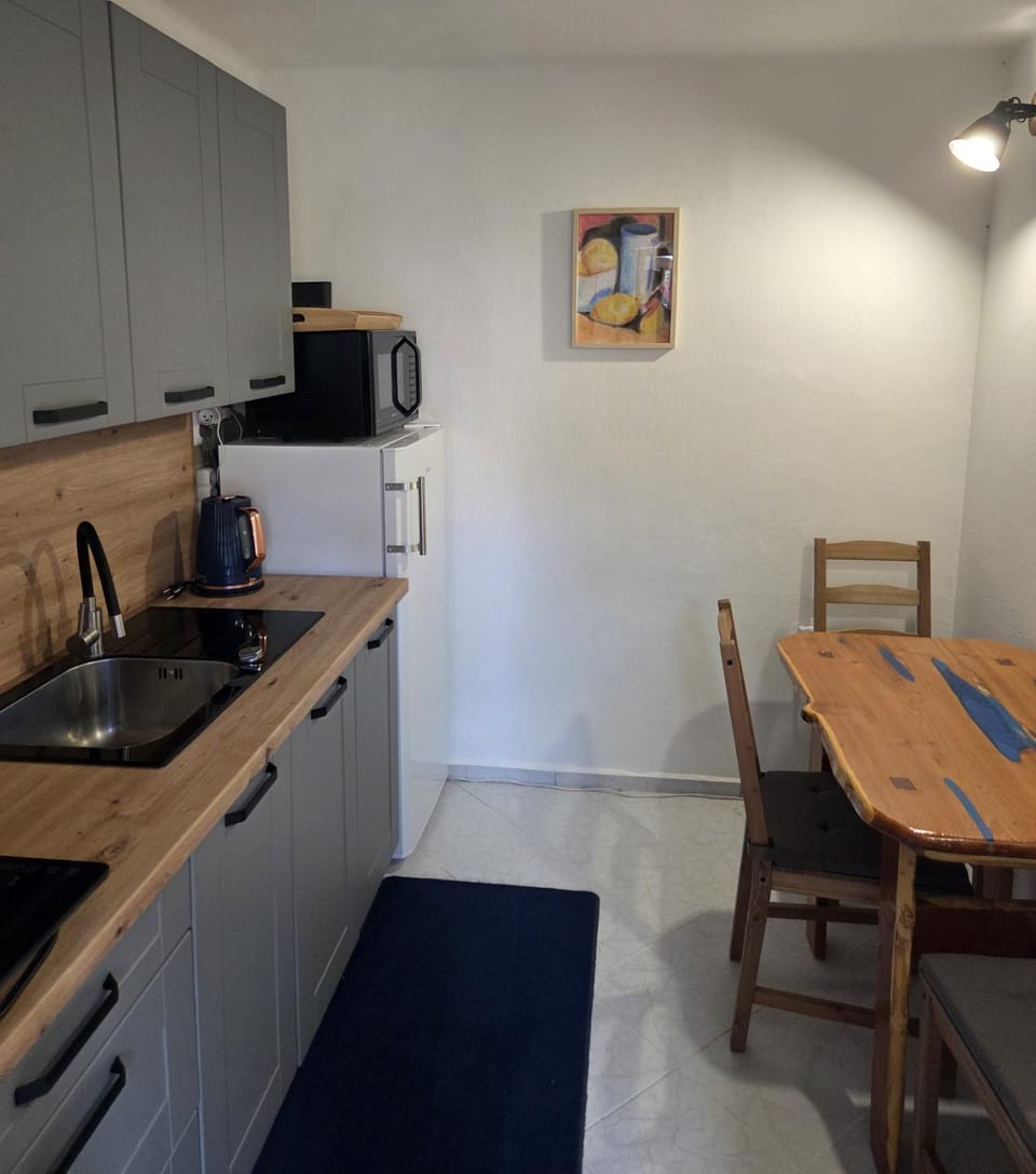 Kitchen or kitchenette, Dining area, stove