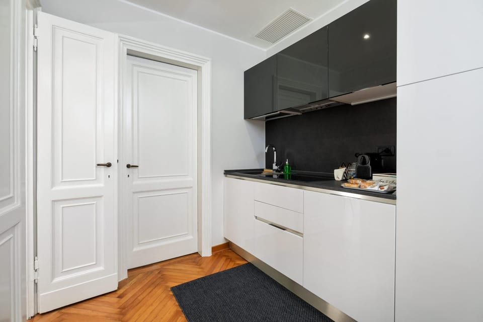 Kitchen or kitchenette, minibar, stove