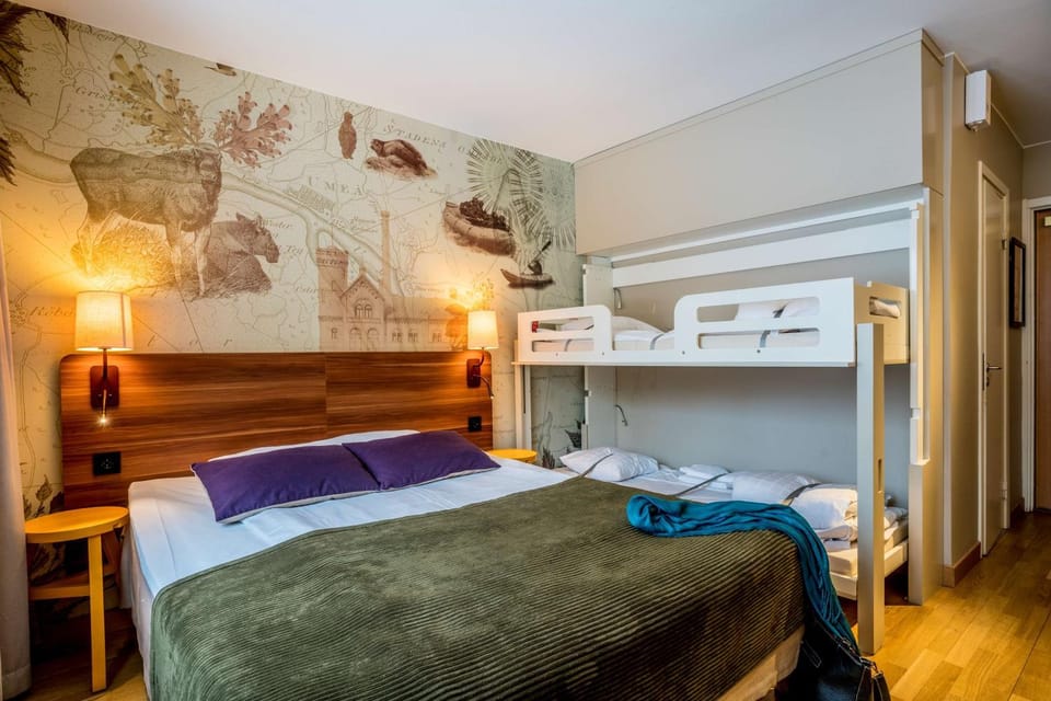 Bedroom, bunk bed, Family