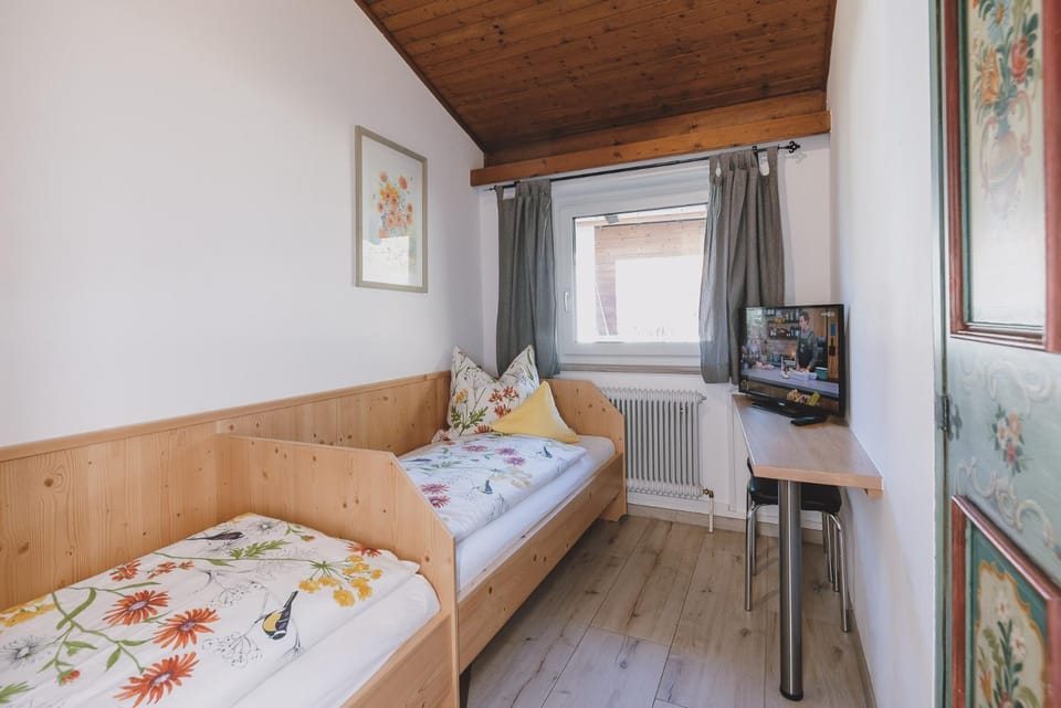 TV and multimedia, Photo of the whole room, Bedroom, older children