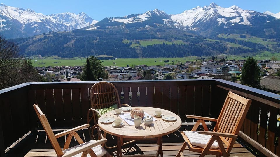 Natural landscape, View (from property/room), Balcony/Terrace, Dining area, Mountain view