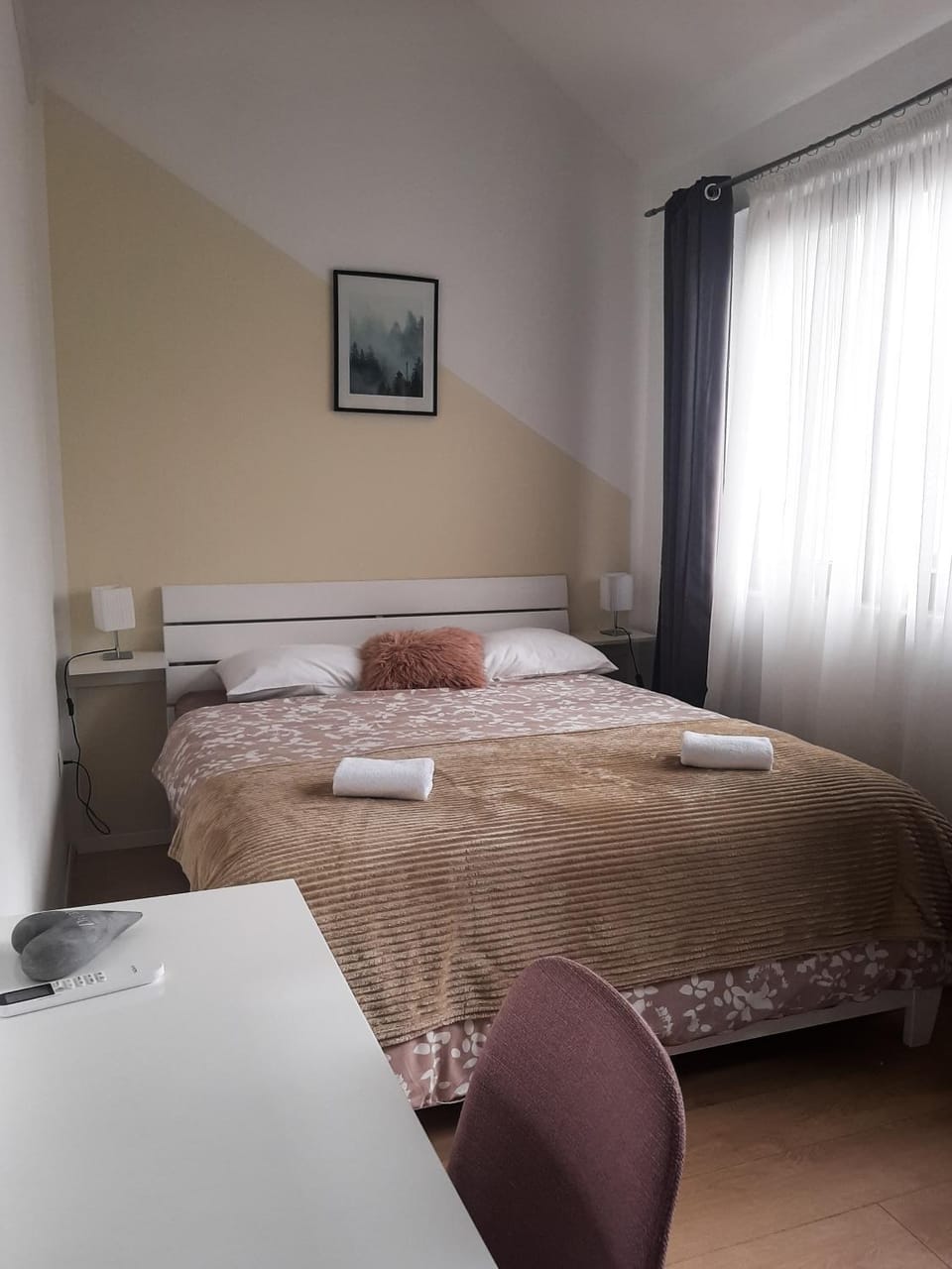 Bed, Bedroom, hair dresser, towels