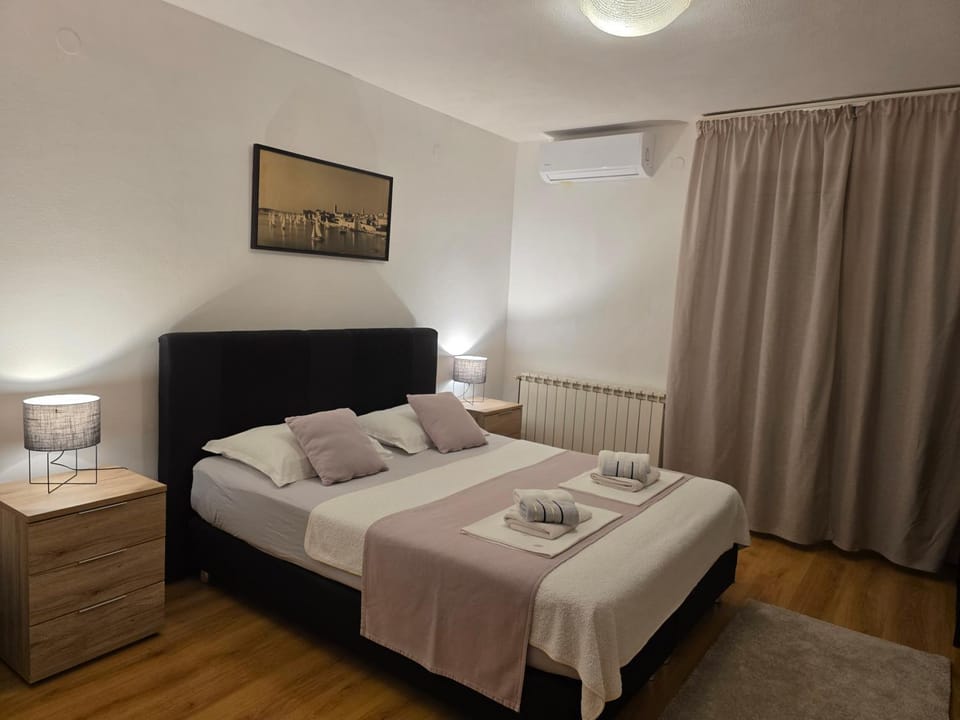 Bed, Photo of the whole room, Bedroom, towels