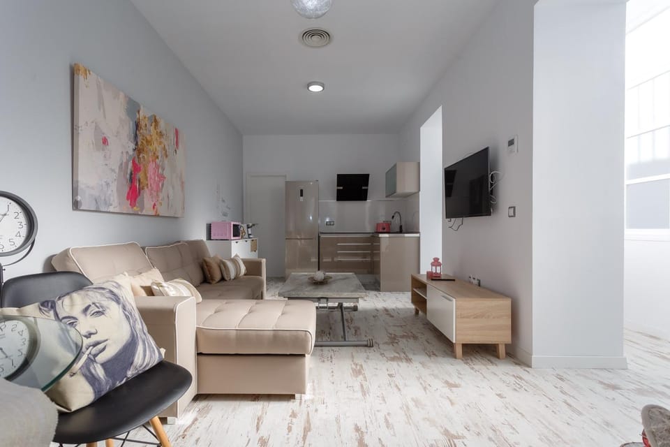 TV and multimedia, Coffee/tea facilities, Living room, Seating area, Dining area
