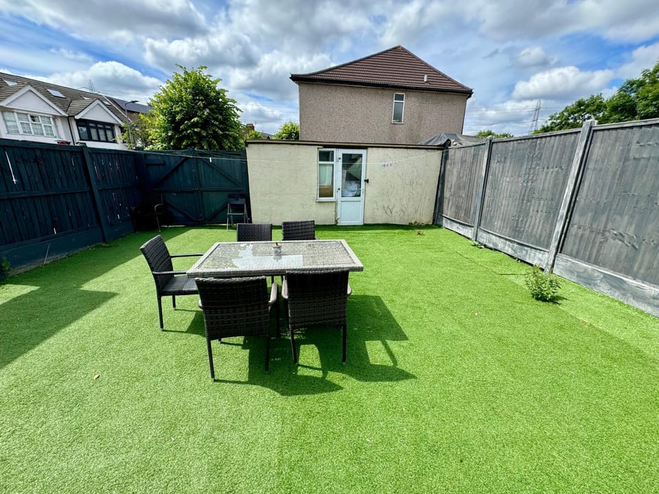 Property building, Garden, Garden, Dining area, Garden view