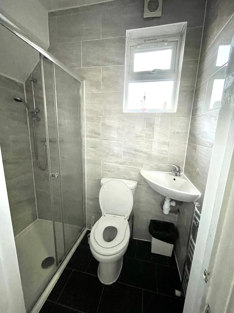 2 Bedrooms Ground floor House, Kitchen, Reception and Private Garden, Parking House in Ilford