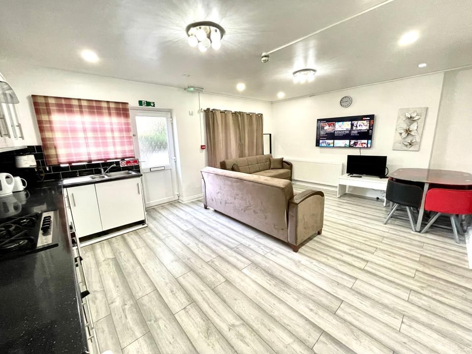 2 Bedrooms Ground floor House, Kitchen, Reception and Private Garden, Parking House in Ilford