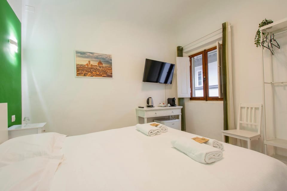 Bed, TV and multimedia, Bedroom