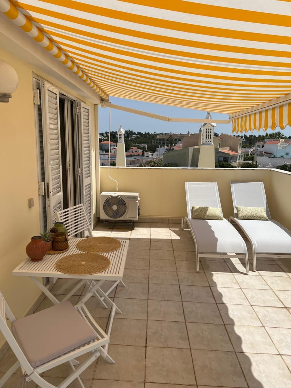 View (from property/room), Balcony/Terrace, Dining area, sunbed