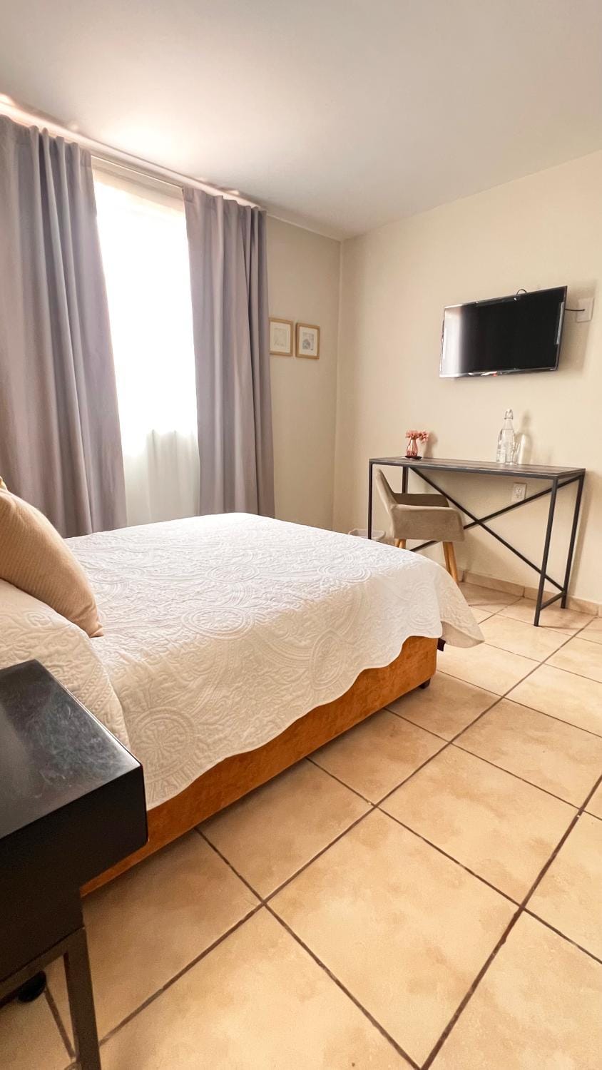 Suites ciento 37 Bed and Breakfast in Leon