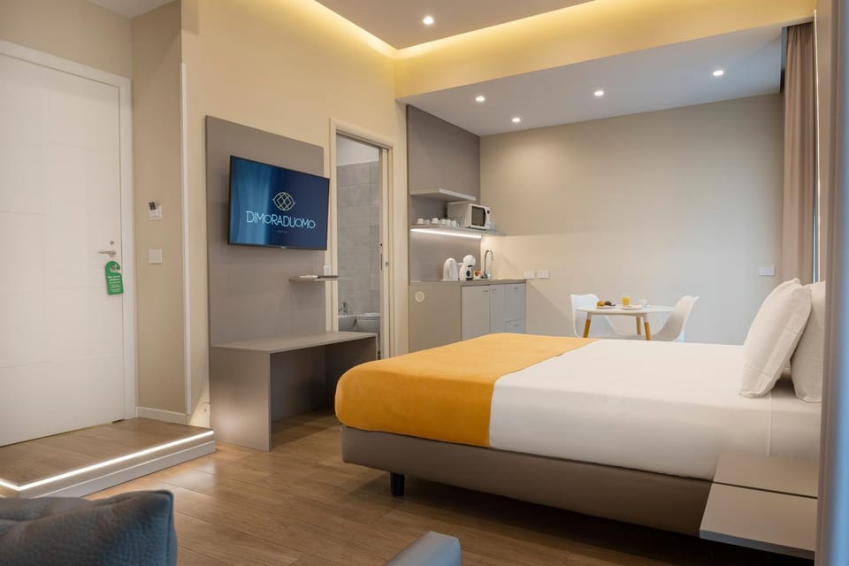 Bed, TV and multimedia, Kitchen or kitchenette, Photo of the whole room, Bedroom, hair dresser