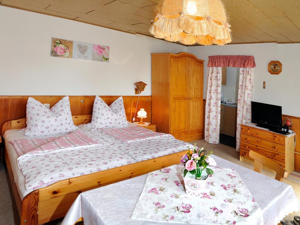 TV and multimedia, Photo of the whole room, Seating area, Bedroom