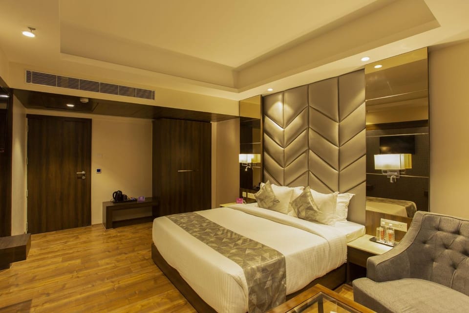 Photo of the whole room, Bedroom