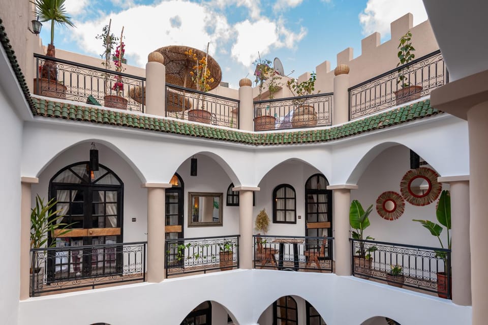 Property building, Day, Balcony/Terrace