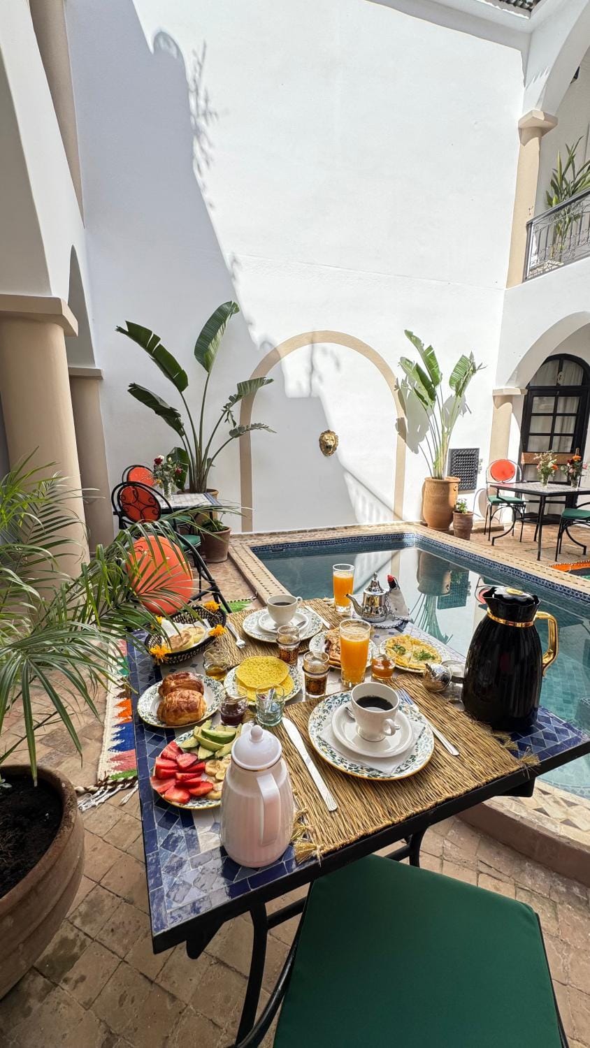 Food and drinks, Dining area, Breakfast, Continental breakfast