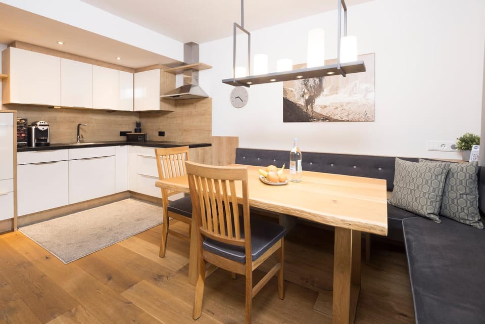Coffee/tea facilities, Kitchen or kitchenette, Dining area, Food, stove, kitchen