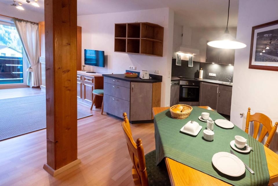 Dining area, kitchen