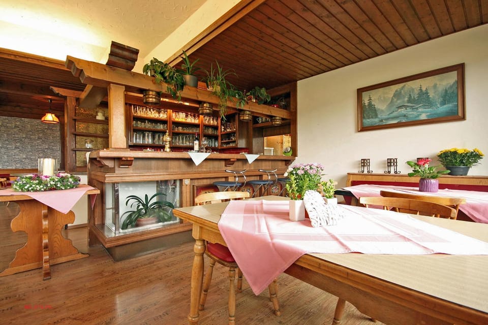 Lounge or bar, Seating area, Dining area