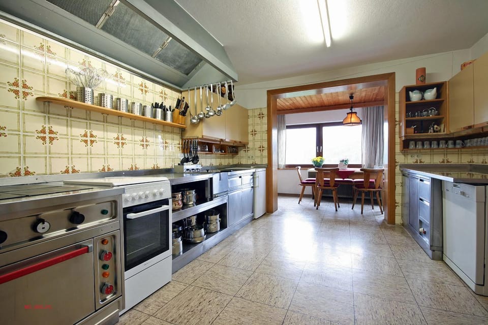 Kitchen or kitchenette, Dining area, Communal kitchen